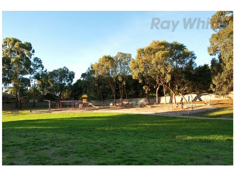 33 LEMONGROVE Crescent, Croydon Hills VIC 3136