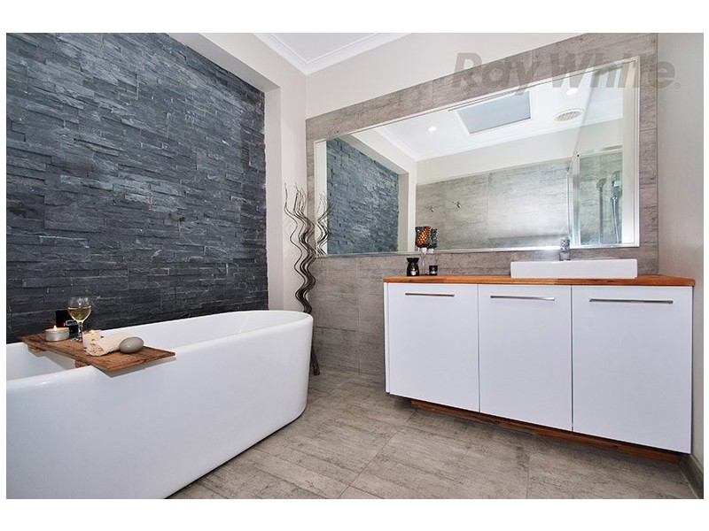 34 MOORE Avenue, Croydon VIC 3136