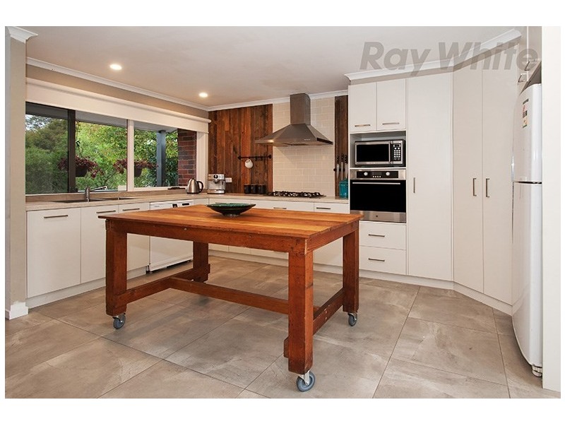 8 Eskdale Drive, Croydon Hills VIC 3136