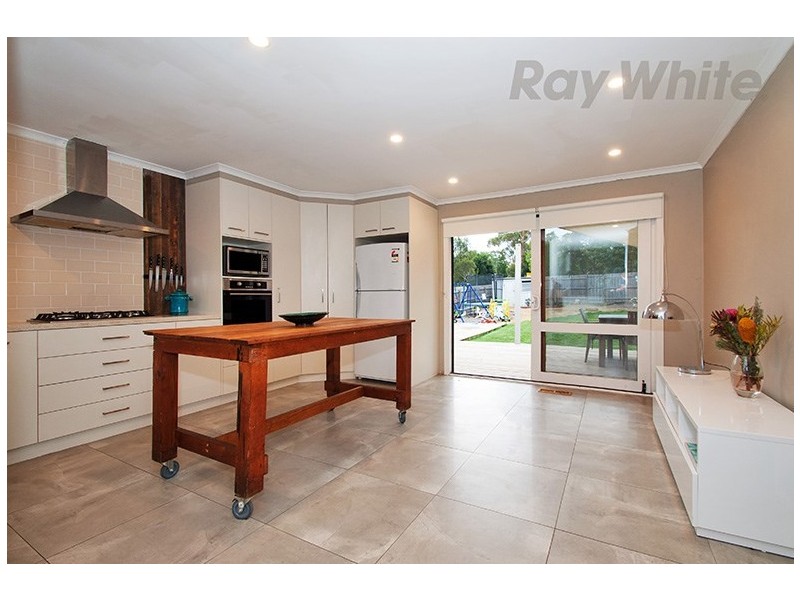 8 Eskdale Drive, Croydon Hills VIC 3136