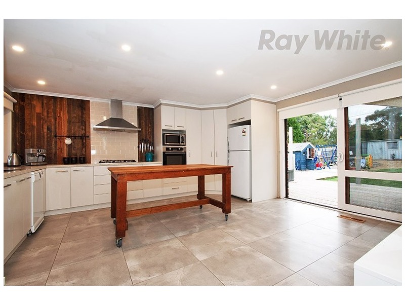 8 Eskdale Drive, Croydon Hills VIC 3136