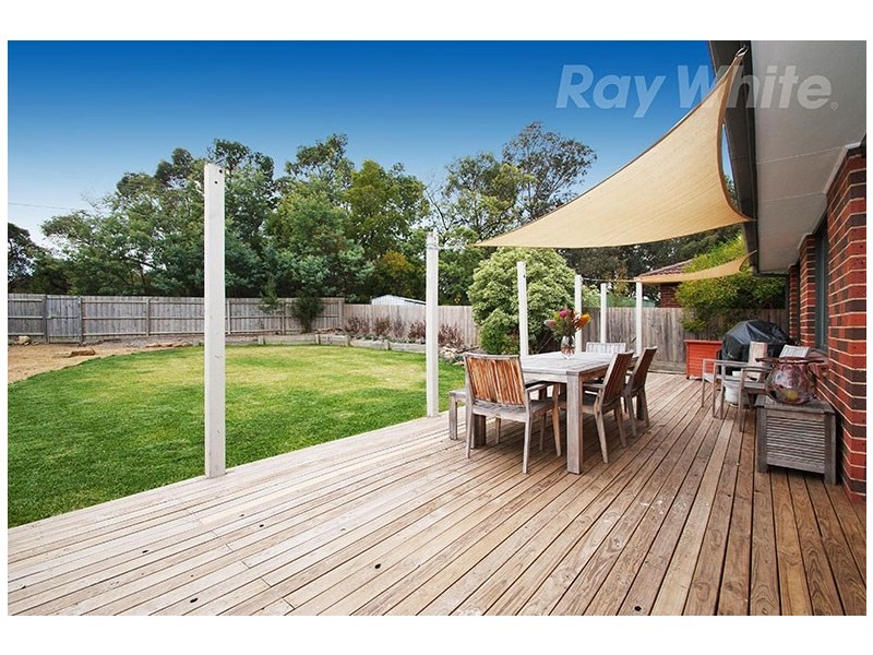 8 Eskdale Drive, Croydon Hills VIC 3136