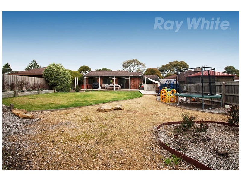 8 Eskdale Drive, Croydon Hills VIC 3136