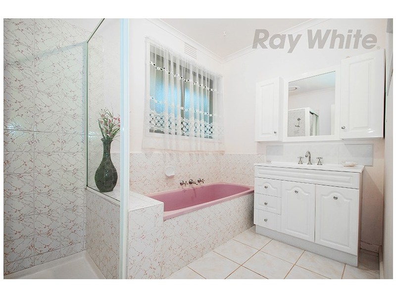 18 MEADOWGATE Drive, Chirnside Park VIC 3116