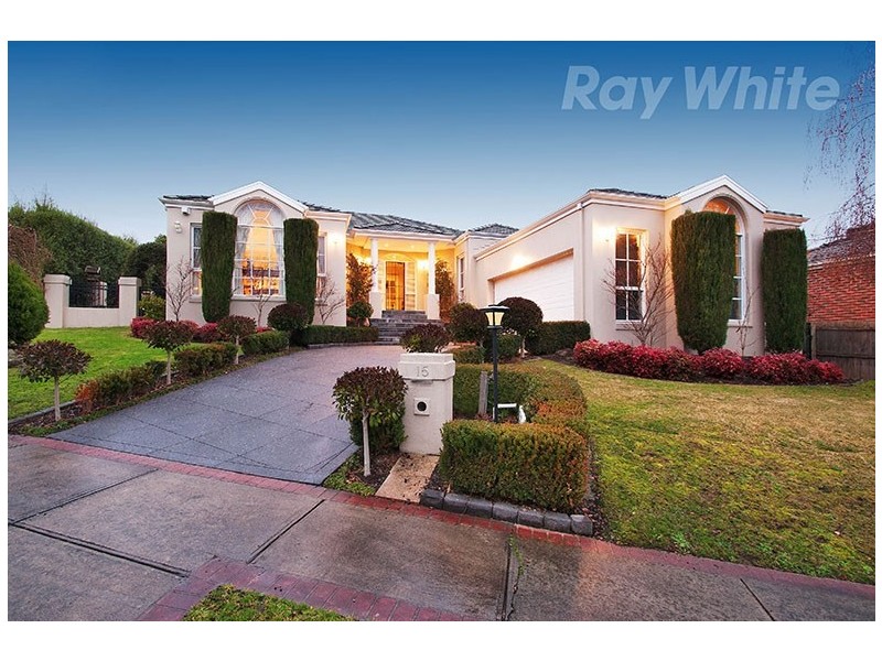 15 LITTLE CHIPPING Drive, Chirnside Park VIC 3116