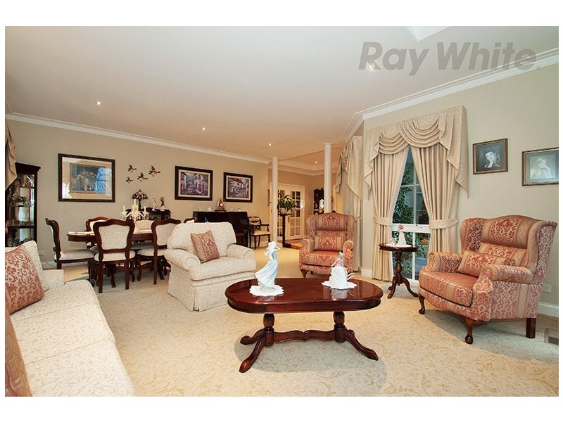 15 LITTLE CHIPPING Drive, Chirnside Park VIC 3116