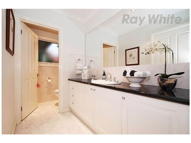 15 LITTLE CHIPPING Drive, Chirnside Park VIC 3116