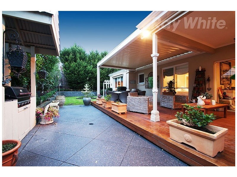 15 LITTLE CHIPPING Drive, Chirnside Park VIC 3116