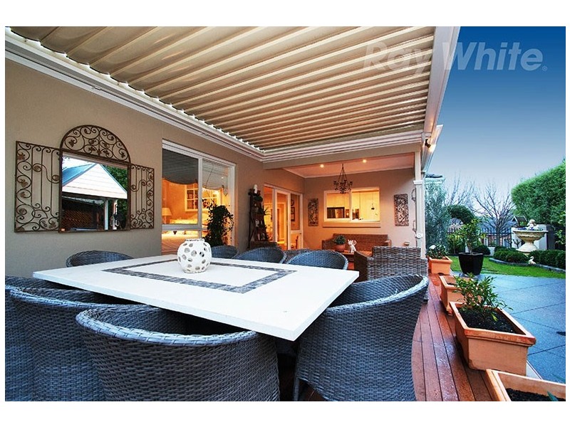 15 LITTLE CHIPPING Drive, Chirnside Park VIC 3116