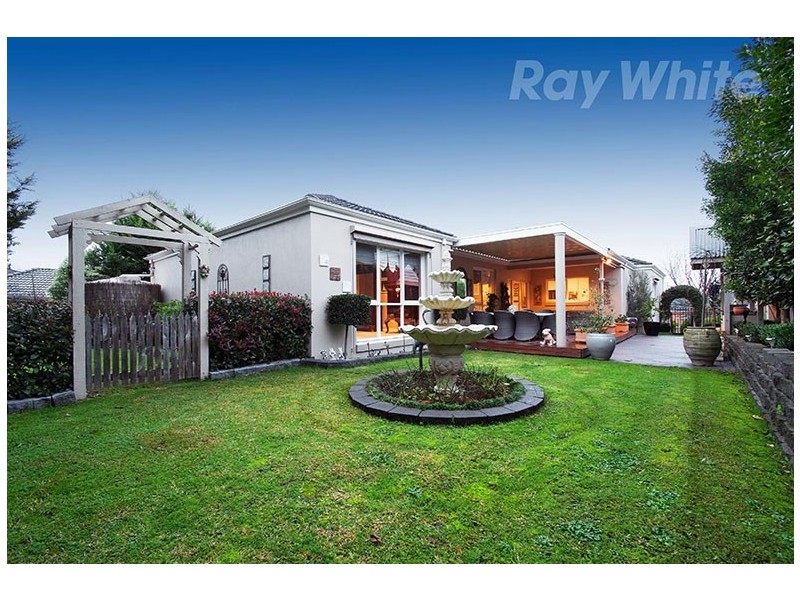 15 LITTLE CHIPPING Drive, Chirnside Park VIC 3116