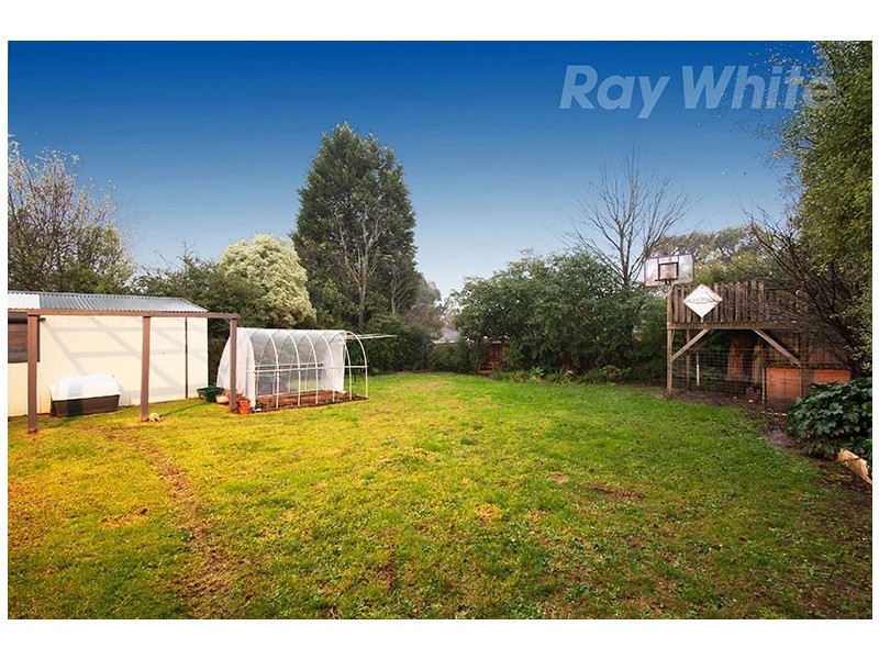 15 GARDENIA Street, Croydon South VIC 3136