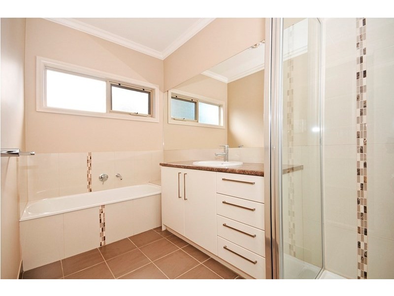 2/5 Moana Drive, Mooroolbark VIC 3138