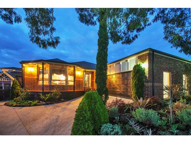 17 AMBLESIDE Close, Mooroolbark VIC 3138