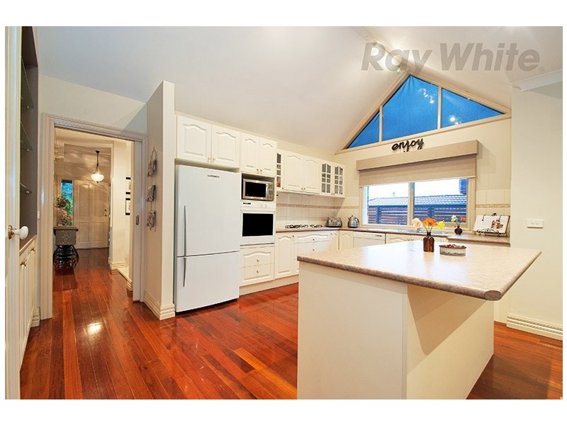 17 AMBLESIDE Close, Mooroolbark VIC 3138