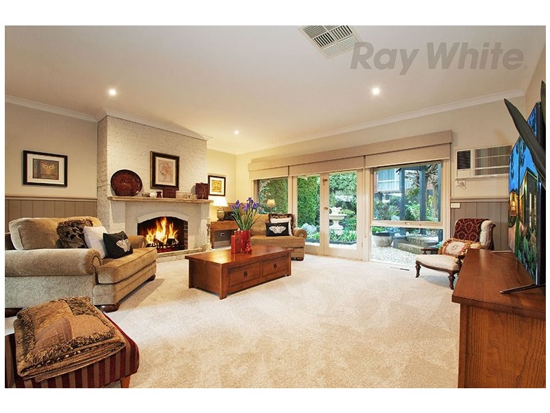 17 AMBLESIDE Close, Mooroolbark VIC 3138