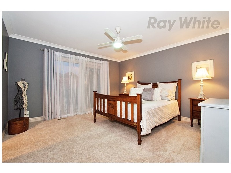 17 AMBLESIDE Close, Mooroolbark VIC 3138