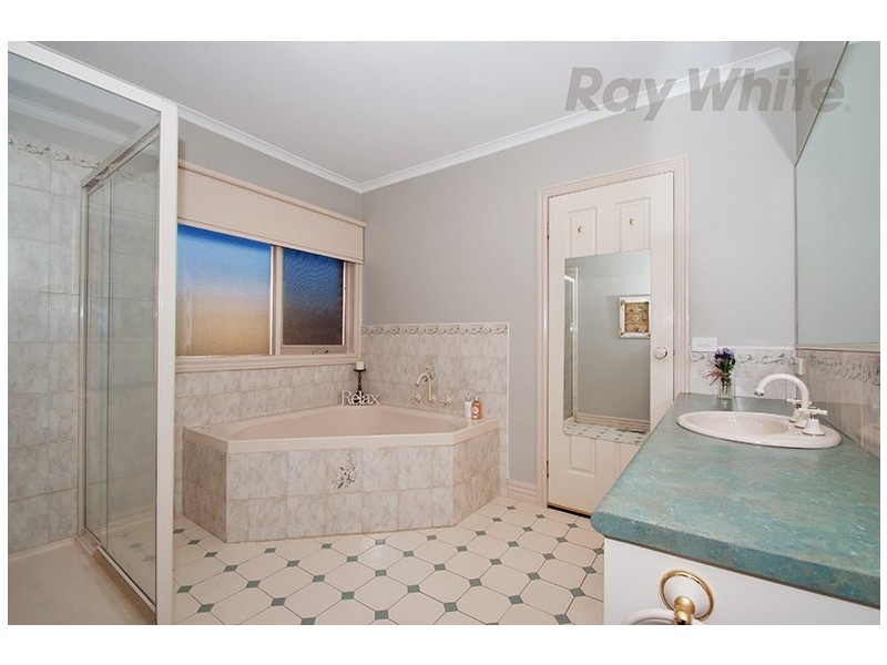 17 AMBLESIDE Close, Mooroolbark VIC 3138