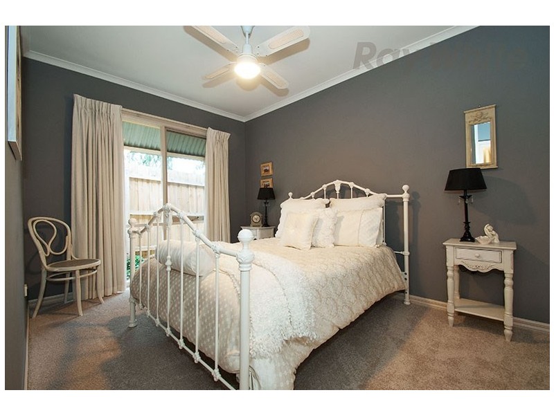 17 AMBLESIDE Close, Mooroolbark VIC 3138