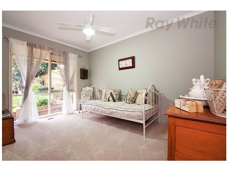 17 AMBLESIDE Close, Mooroolbark VIC 3138