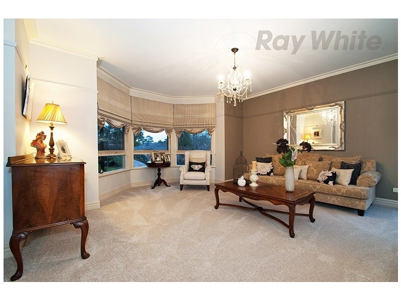 17 AMBLESIDE Close, Mooroolbark VIC 3138