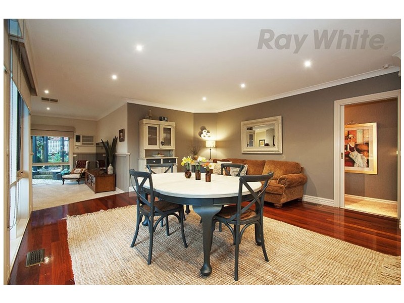 17 AMBLESIDE Close, Mooroolbark VIC 3138