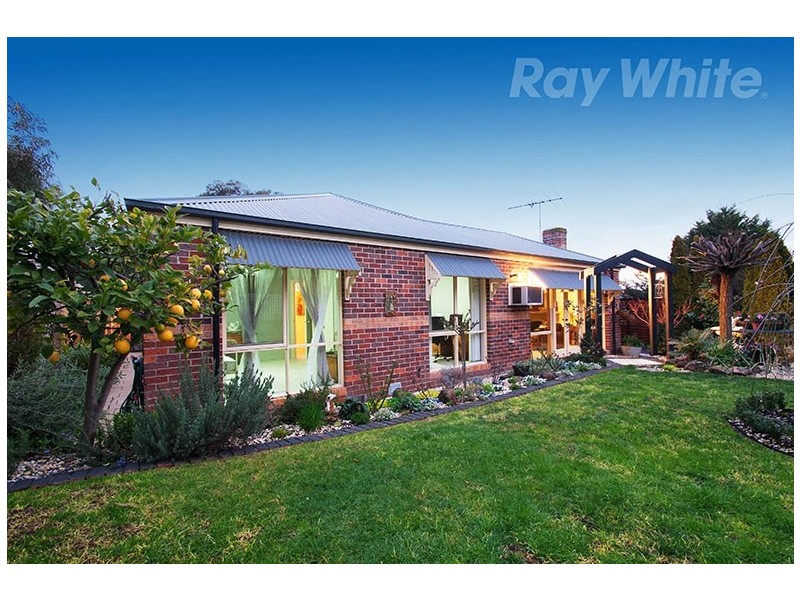 17 AMBLESIDE Close, Mooroolbark VIC 3138
