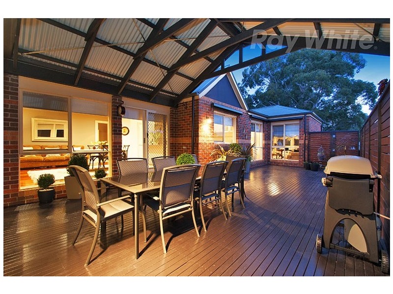 17 AMBLESIDE Close, Mooroolbark VIC 3138