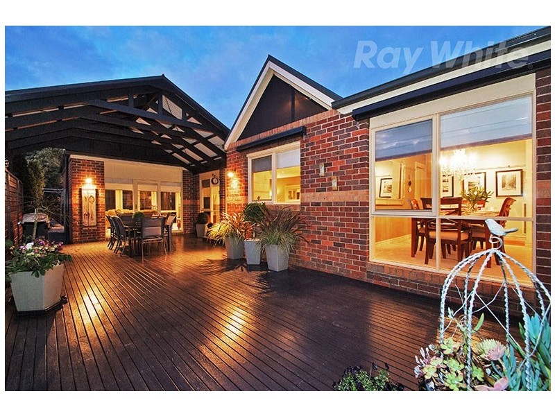 17 AMBLESIDE Close, Mooroolbark VIC 3138