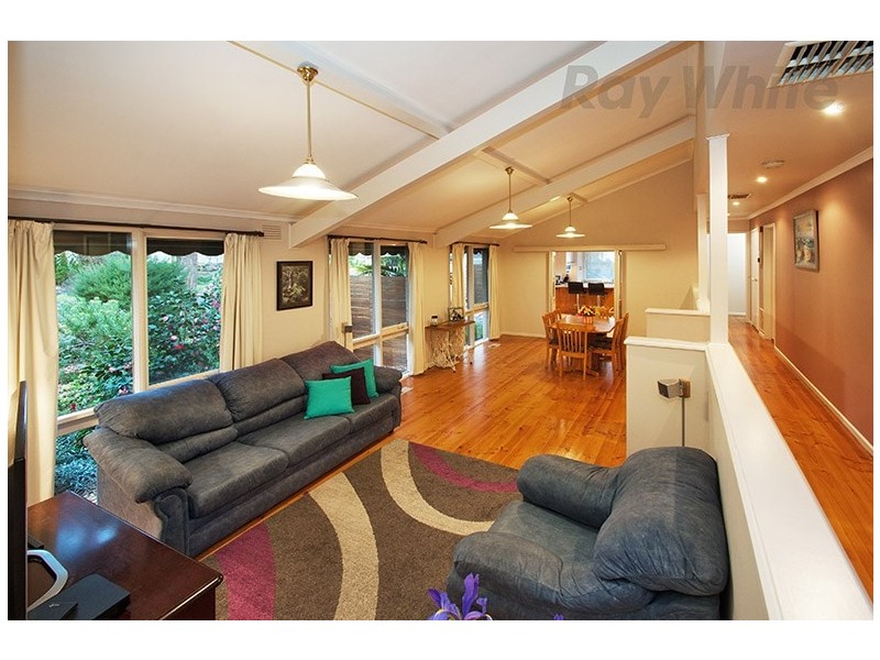 32 SAVANNA Drive, Mooroolbark VIC 3138