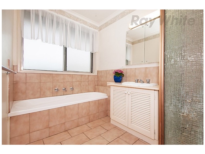 32 SAVANNA Drive, Mooroolbark VIC 3138