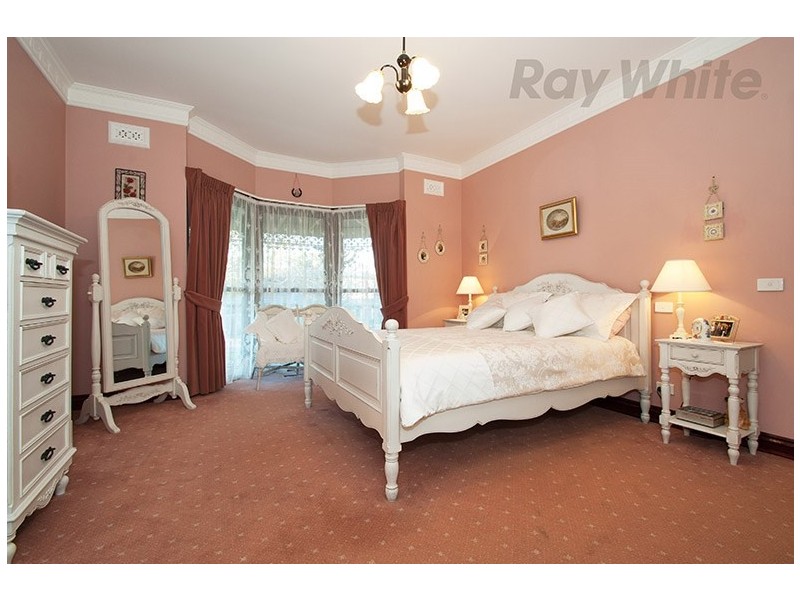 2 MCKERRAL Place, Croydon North VIC 3136