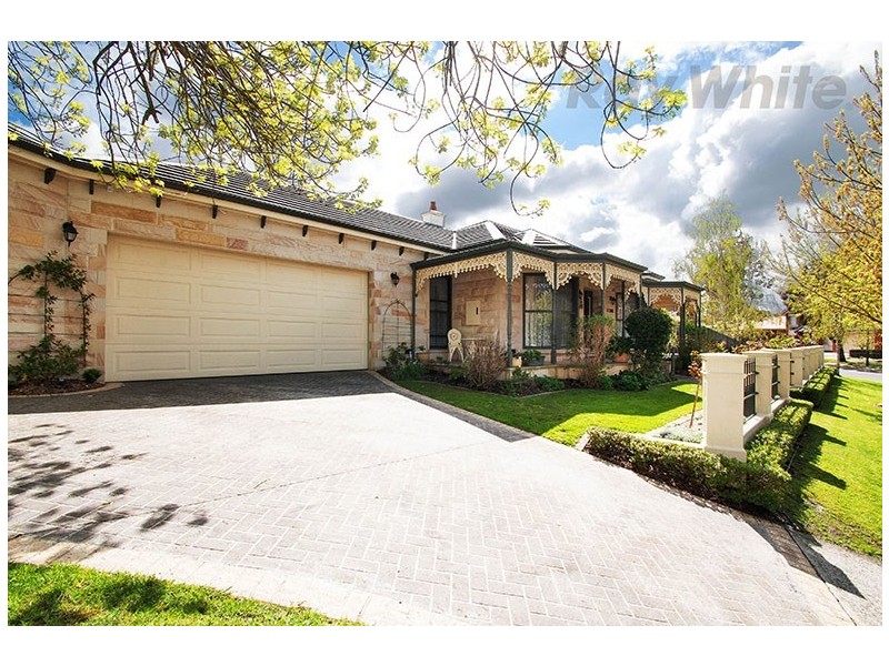 2 MCKERRAL Place, Croydon North VIC 3136