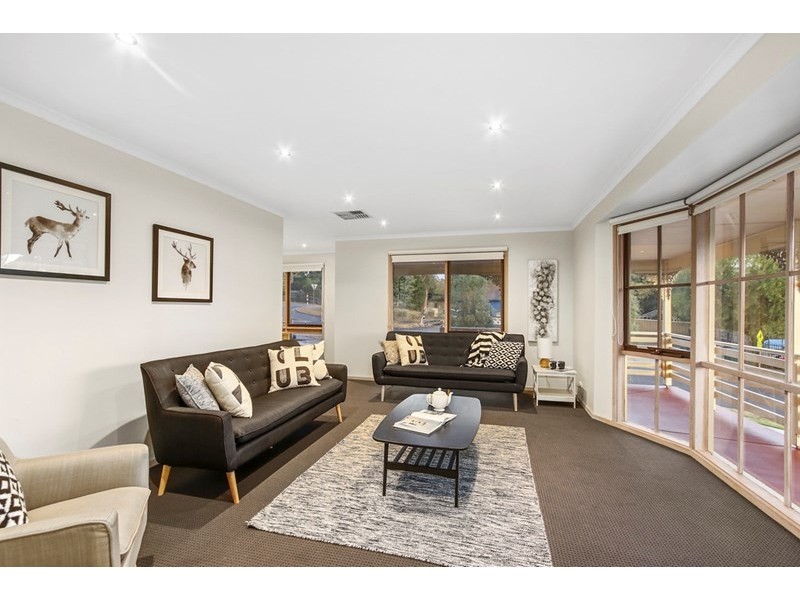 61 LANDSCAPE Drive, Mooroolbark VIC 3138