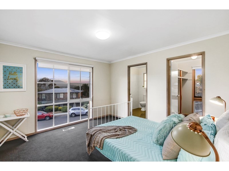 61 LANDSCAPE Drive, Mooroolbark VIC 3138