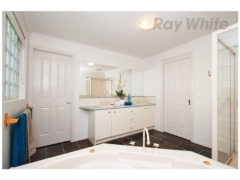 3 MEADOWBANK Avenue, Chirnside Park VIC 3116