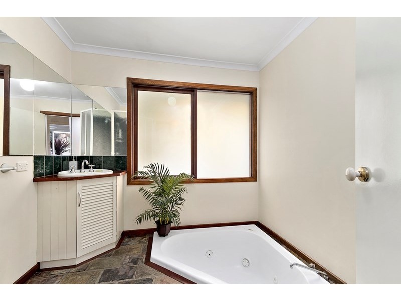 2 COBAR Court, Mooroolbark VIC 3138