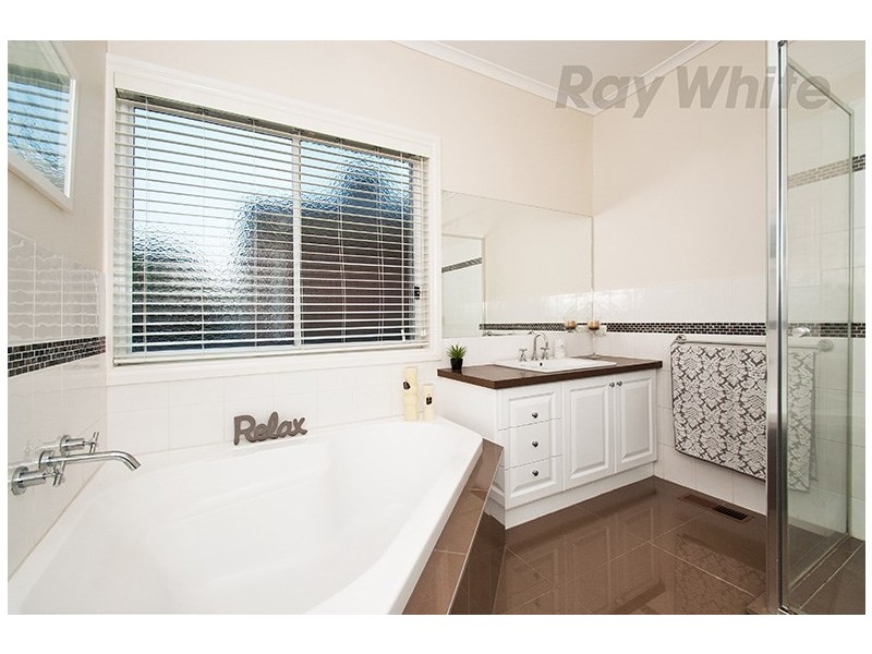 5 SUNNYRIDGE Court, Chirnside Park VIC 3116