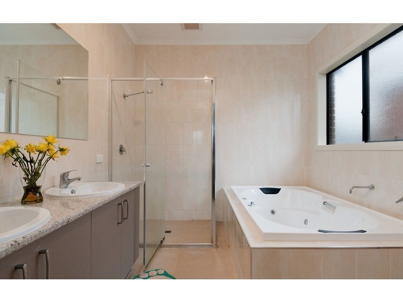 42 PACIFIC Drive, Mooroolbark VIC 3138