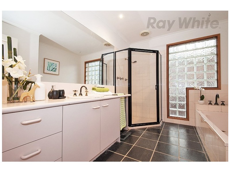 7 PATTERDALE Court, Croydon Hills VIC 3136