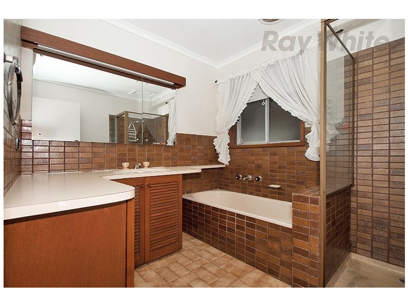 53 Esther Crescent, Mooroolbark VIC 3138