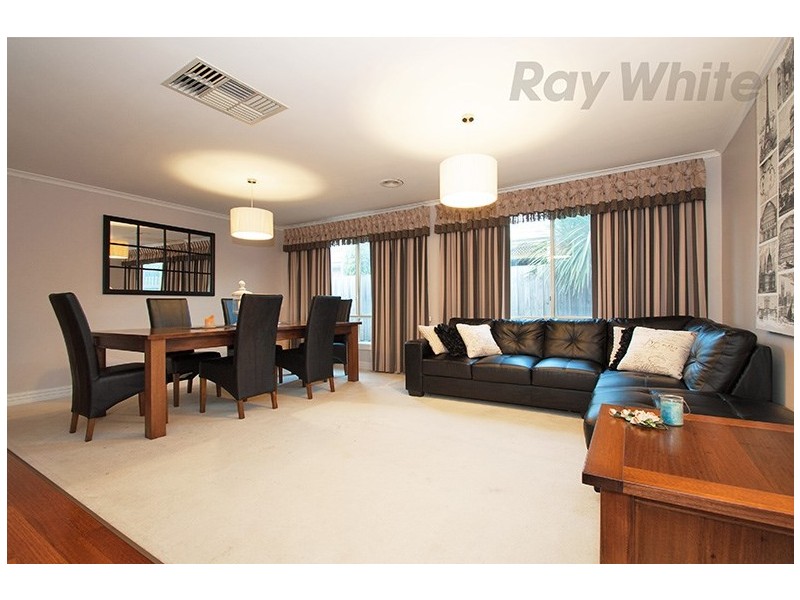 9 AMBLESIDE Close, Mooroolbark VIC 3138