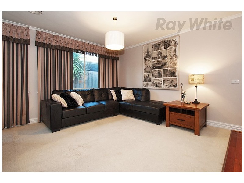 9 AMBLESIDE Close, Mooroolbark VIC 3138