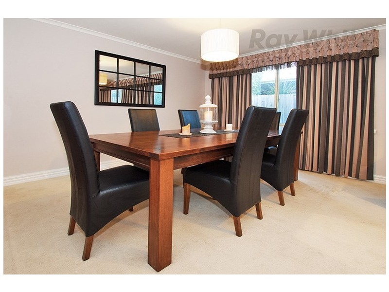 9 AMBLESIDE Close, Mooroolbark VIC 3138