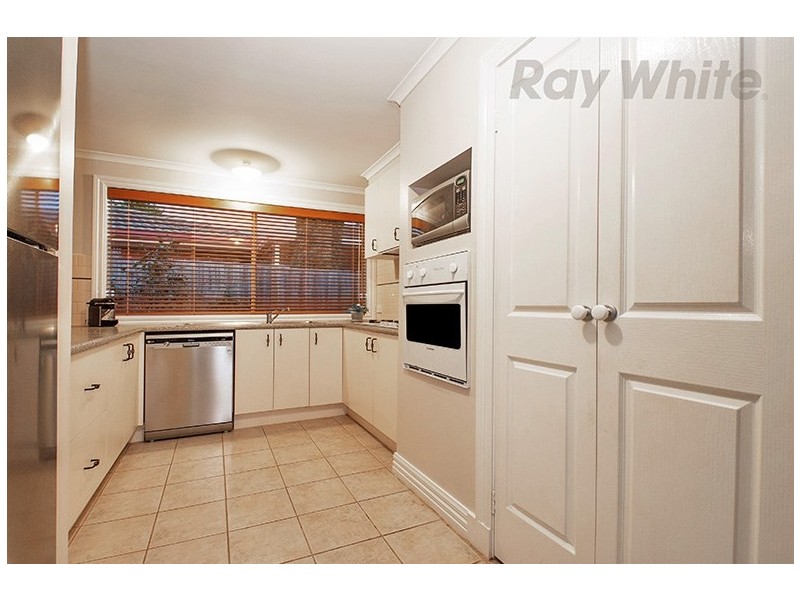 9 AMBLESIDE Close, Mooroolbark VIC 3138