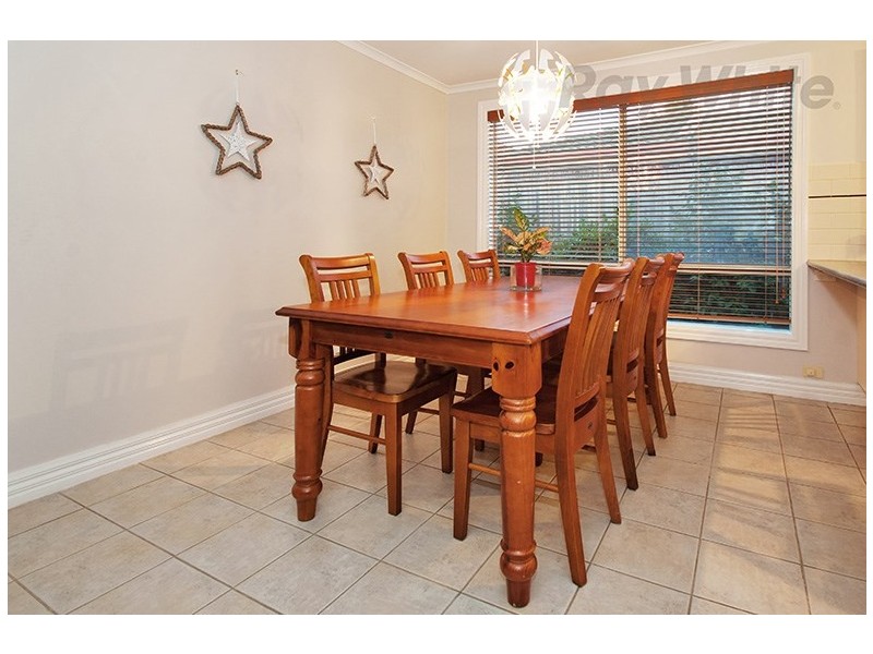 9 AMBLESIDE Close, Mooroolbark VIC 3138