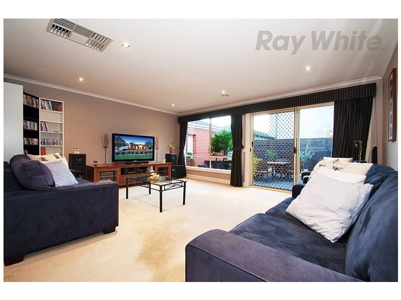 9 AMBLESIDE Close, Mooroolbark VIC 3138
