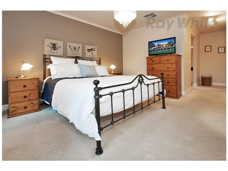 9 AMBLESIDE Close, Mooroolbark VIC 3138