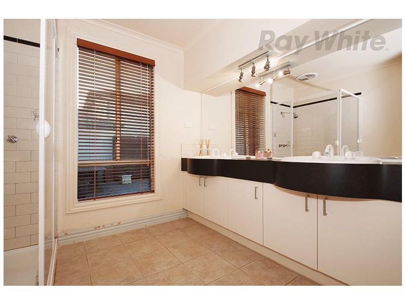 9 AMBLESIDE Close, Mooroolbark VIC 3138