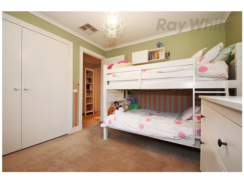9 AMBLESIDE Close, Mooroolbark VIC 3138