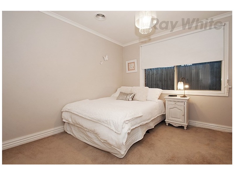 9 AMBLESIDE Close, Mooroolbark VIC 3138